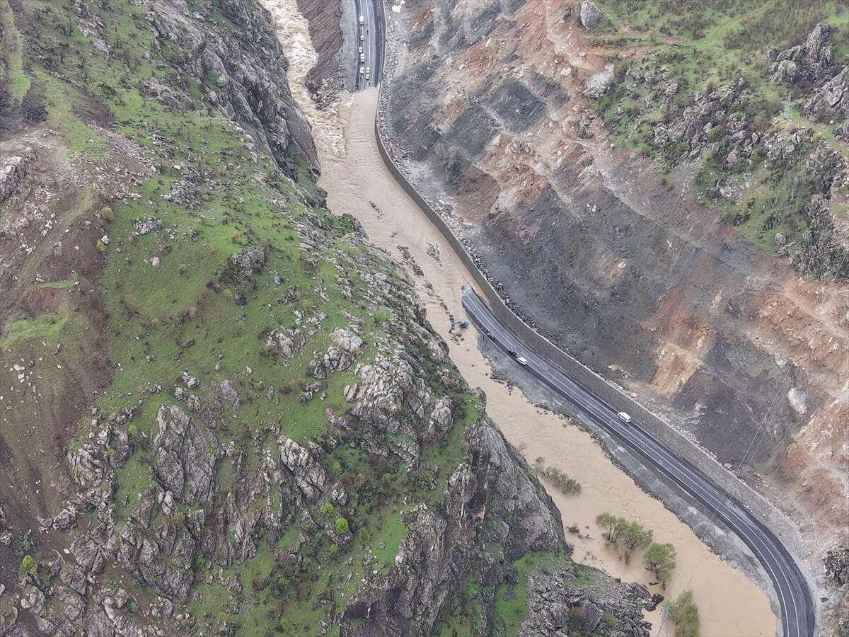 Yeni bir sel ve yol vakası daha! Dere taştı, kara yolu sular altında kaldı 6